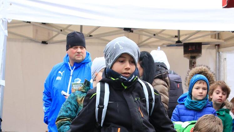 Toni Schatz kickt für Sticker an der Torwand. Foto: Andreas Hofbauer