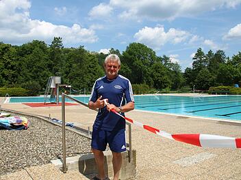 Schwimmmeister Reiner Foltes am Nichtschwimmerbecken, das nun wieder nutzbar ist - wenn auch mit etwas kühlerem Wasser. Foto: Jürgen Gärtner