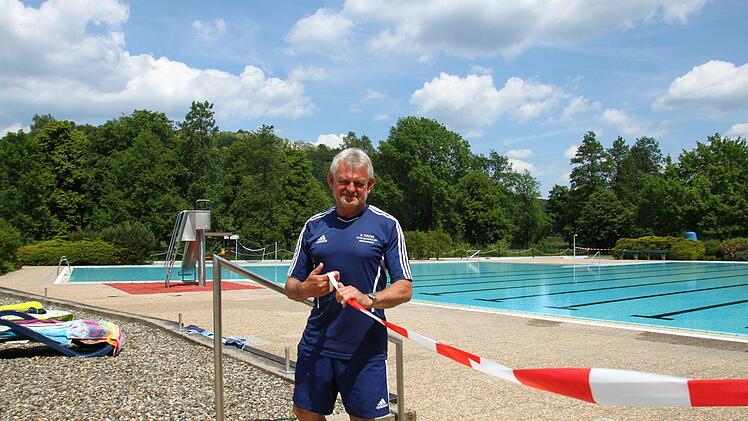 Schwimmmeister Reiner Foltes am Nichtschwimmerbecken, das nun wieder nutzbar ist - wenn auch mit etwas kühlerem Wasser. Foto: Jürgen Gärtner