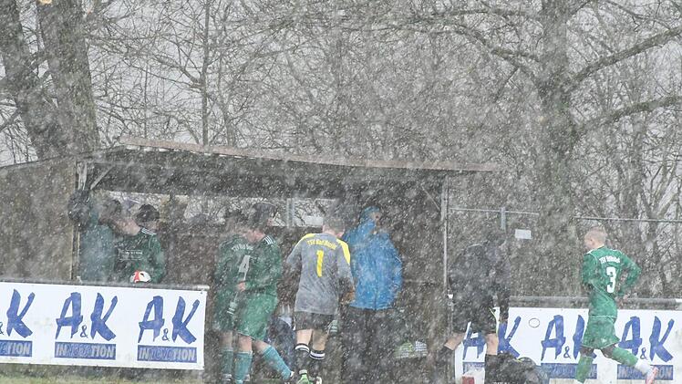 Unterschlupf in der Schutzhütte: Letztendlich führten die Witterungsbedingungen zum Spielabbruch in Maßbach.Hopf