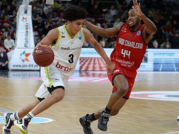 Bayreuths James Robinson (am Ball) zieht im Europapokalspiel an Charlerois Speedy Smith vorbei. In der Bundesliga wartet auf Robinson und das Medi-Team nun Schlusslicht MBC.  Foto: Peter Mularczyk
