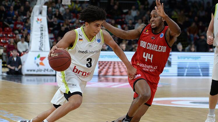 Bayreuths James Robinson (am Ball) zieht im Europapokalspiel an Charlerois Speedy Smith vorbei. In der Bundesliga wartet auf Robinson und das Medi-Team nun Schlusslicht MBC.  Foto: Peter Mularczyk
