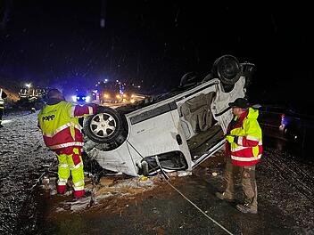 Der Wintereinbruch f&uuml;hrte in Franken zu zahlreichen Unf&auml;llen. Auf der A9 bei Bayreuth wurden zwei Insassen eines Kleintransporters schwer verletzt.