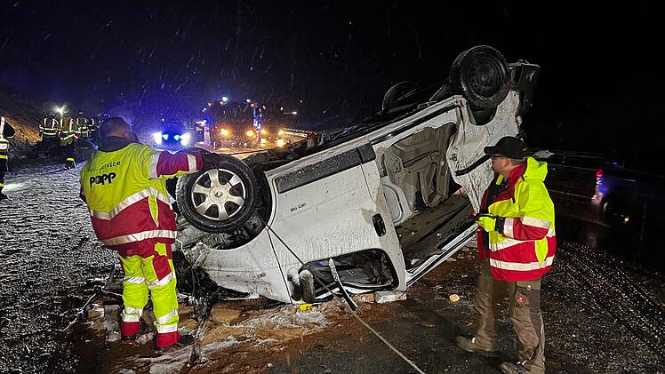 Der Wintereinbruch f&uuml;hrte in Franken zu zahlreichen Unf&auml;llen. Auf der A9 bei Bayreuth wurden zwei Insassen eines Kleintransporters schwer verletzt.