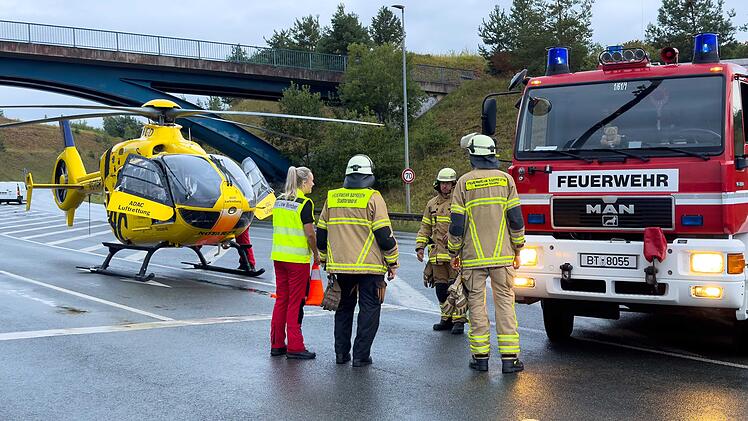 Rettungskräfte der Bayreuther Feuerwehr und ein Rettungshubschrauber des ADAC