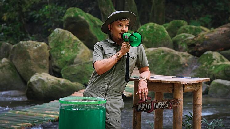 Host Twenty4Tim begleitet die Reality-Queens auf dem Weg zur Kr&ouml;nung.