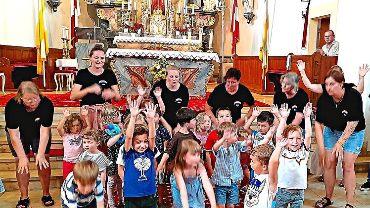 Im Familiengottesdienst sangen die Kinder mit dem Kita-Team begeistert des Lied &bdquo;Gottes Liebe ist so wunderbar