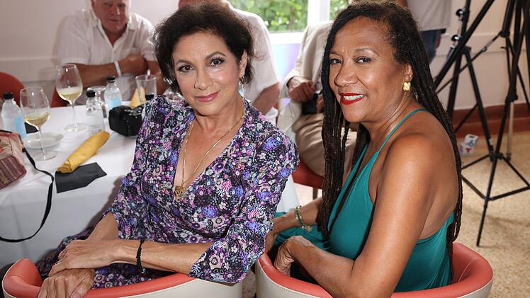 F&uuml;r Olivia Brown (rechts) sollte "Miami Vice" ebenfalls ihr gr&ouml;&szlig;ter Erfolg bleiben. Danach spielte sie nur kleinere Rollen in Serien wie "Superman - Die Abenteuer von Lois & Clark" und "Eine himmlische Familie"