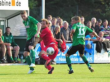 Großbardorfs Markus Lurz (links) und Björn Schönwiesner gegen Aubstadts Julian Grell. Foto: as
