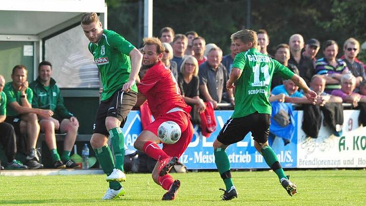 Großbardorfs Markus Lurz (links) und Björn Schönwiesner gegen Aubstadts Julian Grell. Foto: as