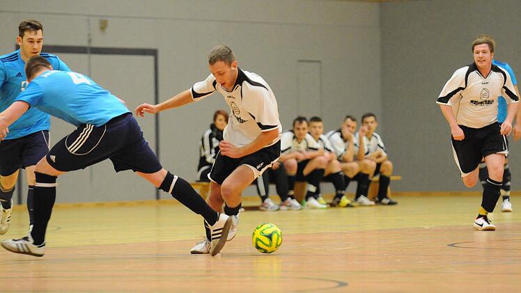 Szene aus dem Spiel des FC Hammelburg (weiße Trikots) gegen den TSV Rannungen.
