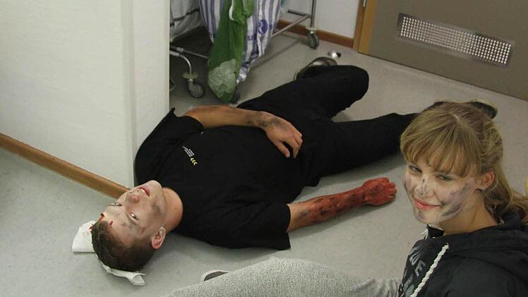 Die "Verletzten" spielten bei der Großübung im Seniorenheim ihre Rollen ziemlich realitätsnah.