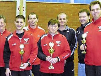 Tischtennis-Vereinsmeister beim TSV Ebersdorf wurde Andreas Zipfel (Mitte). Mit im Bild die Nächstplatzierten (von links) Peter Sorge, Rene Großmann, Bernd Seifert, Günter Neubauer, Kevin Scheidig und Volkmar Reitz.  Foto: privat