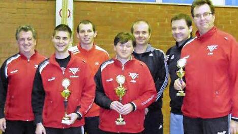 Tischtennis-Vereinsmeister beim TSV Ebersdorf wurde Andreas Zipfel (Mitte). Mit im Bild die Nächstplatzierten (von links) Peter Sorge, Rene Großmann, Bernd Seifert, Günter Neubauer, Kevin Scheidig und Volkmar Reitz.  Foto: privat