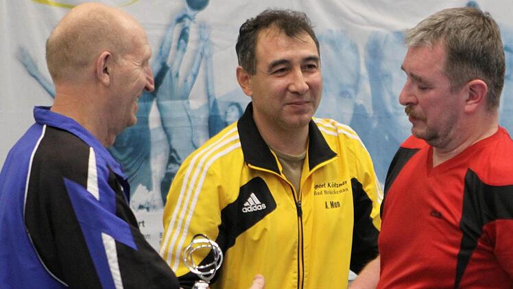 Die drei Macher sind hochzufrieden über den Verlauf (von links): Andrej Kramlich, Alexander Mun und Mathias Fabinger. Letzterer erhielt eine Ehrung für sein Engagement um den Volleyballsport. Foto: Thomas Dill