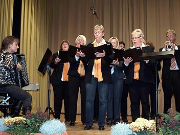 Die Chorgemeinschaft Steinwiesen-Nurn mit ihrer Chorleiterin Karina Klaumünster (li.) und Solist Stefan Reuther an der Trompete. Foto: S. Deuerling