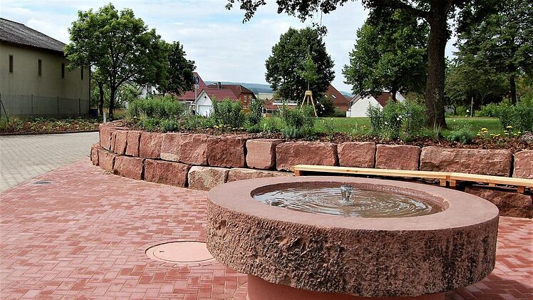 Der alte Marktbrunnen schmückt jetzt das von den Vereinen neu gestaltete Sportplatz-Umfeld. Foto: Sigismund von Dobschütz