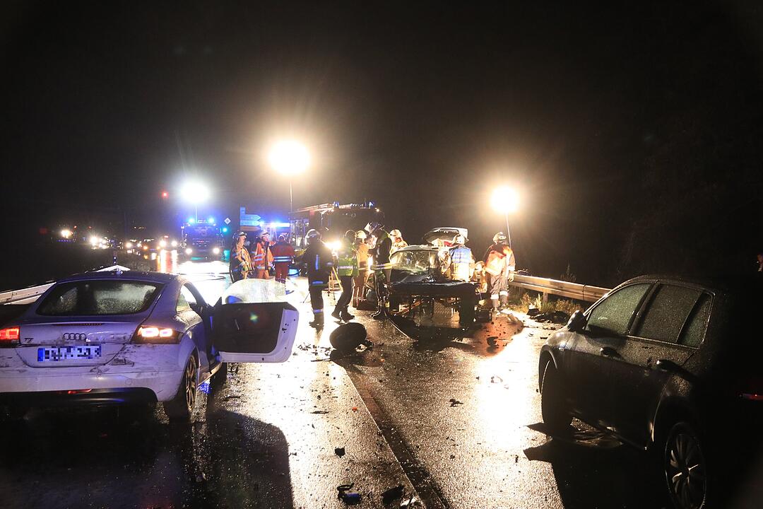 Schwerer Unfall auf der B4 bei Kemmern (Kreis Bamberg) mit zwei schwer verletzten Kindern