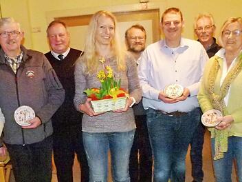 Die Sieger des Einzelhauswettbewerbs wurden bei der Hauptversammlung des Gartenbau- und Verschönerungsvereins ausgezeichnet. Unser Bild zeigt (von links) Ingrid und Thomas Rosenberger, Bürgermeister Volker Schmiechen, Sabine Preuß-Filetti, Kreisfachberater Friedhelm Haun, Claus Filetti, Vorsitzenden Wolfgang Wagner sowie Hannelore und Günter Marek.  Foto: Werner Oetter