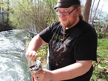 Maximilian Gansloser angelt regelmäßig Metall-Gegenstände aus den Forchheimer Flüssen. Hier hat er einen alten Löffel aus der Wiesent am Gründelbach gezogen. Foto: Ronald Heck