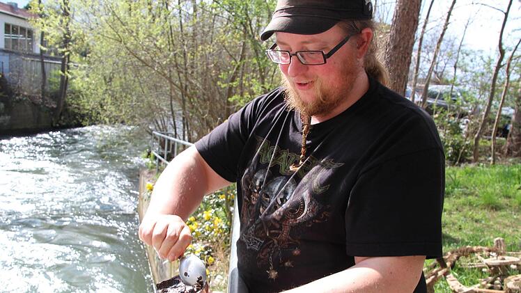 Maximilian Gansloser angelt regelmäßig Metall-Gegenstände aus den Forchheimer Flüssen. Hier hat er einen alten Löffel aus der Wiesent am Gründelbach gezogen. Foto: Ronald Heck