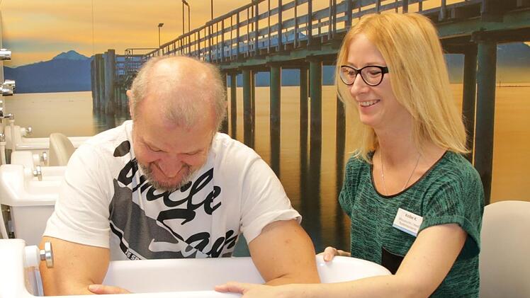 Unter Anleitung der medizinischen Bademeisterin Kerstin Kolbe nimmt Reha-Patient Ralf G. aus Günzburg seine Arm-Wechselbäder. Er reiste am 27. Dezember an, zählt also noch zu den insgesamt 22 294 Gästeankünften der Staatsbad und Touristik GmbH Bad Bocklet. Foto: Ralf Ruppert