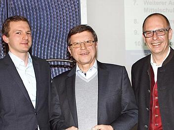 Landrat Christian Meißner (rechts) und Stefan Hahn (links), verabschiedeten mit Albert Kempf ein langjähriges beratendes Mitglied. Foto: Alfred Thieret