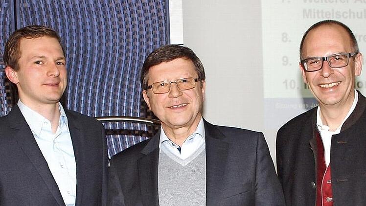 Landrat Christian Meißner (rechts) und Stefan Hahn (links), verabschiedeten mit Albert Kempf ein langjähriges beratendes Mitglied. Foto: Alfred Thieret