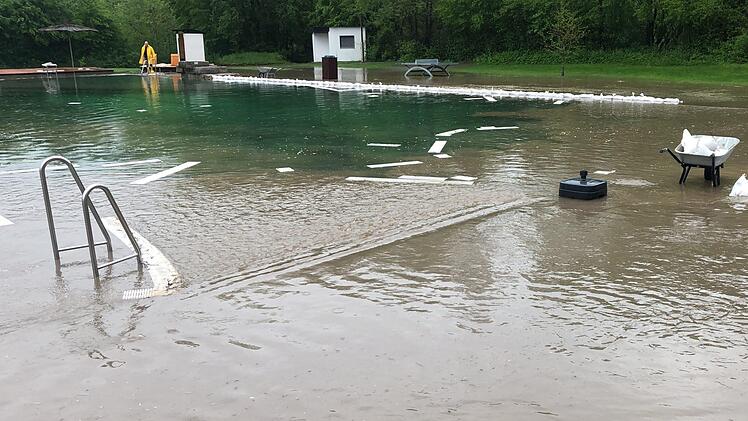 Ein Bild des Jammers - das Naturbad, zum Schlammbad gewordenFoto: AcquaSana