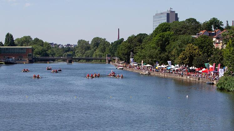 Auf dem Main das Rennen, am Ufer das Volksfest: Rund 6000 Besucher waren beim "Rotarian Rowdy River Raft Race" des Rotary Clubs Schweinfurt-Peterstirn.Alena Schleicher