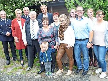 Große Gratulationscour für Karl-Heinz (Vierter von links) und Anni Thiel (Fünfte von links) mit Bürgermeister Wolfgang Beiergrößlein (dahinter) und weiteren Gratulanten sowie der Familie mit Kindern und Enkelkindern  Foto: K.- H. Hofmann