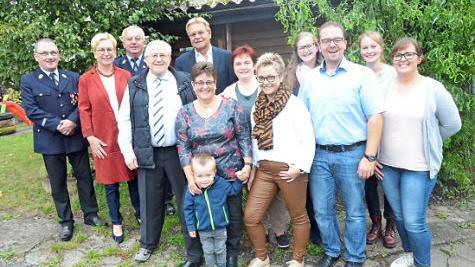 Große Gratulationscour für Karl-Heinz (Vierter von links) und Anni Thiel (Fünfte von links) mit Bürgermeister Wolfgang Beiergrößlein (dahinter) und weiteren Gratulanten sowie der Familie mit Kindern und Enkelkindern  Foto: K.- H. Hofmann