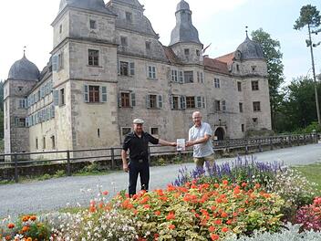 Bei der Buchvorstellung von "Nah Dran" halten gebührenden Corona- Abstand Fotograf Stephan Amm (links) und Dietrich Förster, Geschäftsführer Naturpark Frankenwald, vor dem Wasserschloss in Mitwitz, einer von vielen Sehenswürdigkeiten des Frankenwaldes.  K.- H. Hofmann