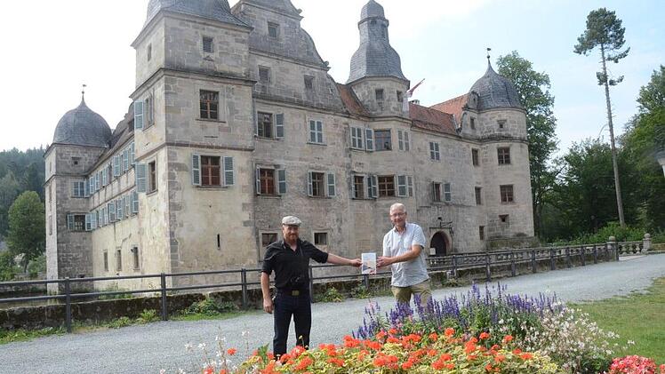 Bei der Buchvorstellung von "Nah Dran" halten gebührenden Corona- Abstand Fotograf Stephan Amm (links) und Dietrich Förster, Geschäftsführer Naturpark Frankenwald, vor dem Wasserschloss in Mitwitz, einer von vielen Sehenswürdigkeiten des Frankenwaldes.  K.- H. Hofmann