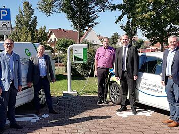 Die E-Mobilmacher bei der Inbetriebnahme der Ladestationen (von links):  Bürgermeister Harald Hofmann (CSU), stellvertretender Landrat Emil Müller (CSU), Andreas Frisch (Technik, Stadtwerke Schweinfurt), Prokurist Andreas Göb (Stadtwerke Schweinfurt) und der Nüdlinger Geschäftsleiter Stefan Funk in seiner Funktion als stellvertretender Aufsichtsratsvorsitzer der Schweinfurter Stadtwerke. Sigismund v. Dobschütz