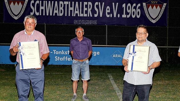 Bei der Hauptversammlung wurde zwei treuen Mitgliedern des Schwabthaler Sportvereins die Ehrenmitgliedschaft verliehen. Das Bild zeigt von links Dirk Hertel, Konrad Gr&uuml;ndel, &Auml;gidius Dillinger, Ludwig Senger und Karl-Heinz Gr&uuml;ndel.