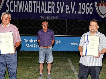 Bei der Hauptversammlung wurde zwei treuen Mitgliedern des Schwabthaler Sportvereins die Ehrenmitgliedschaft verliehen. Das Bild zeigt von links Dirk Hertel, Konrad Gründel, Ägidius Dillinger, Ludwig Senger und Karl-Heinz Gründel.