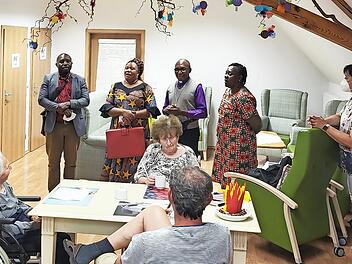 Der afrikanische Besuch schenkte den Tagespflege-Gästen der Diakonie auch ein Lied.