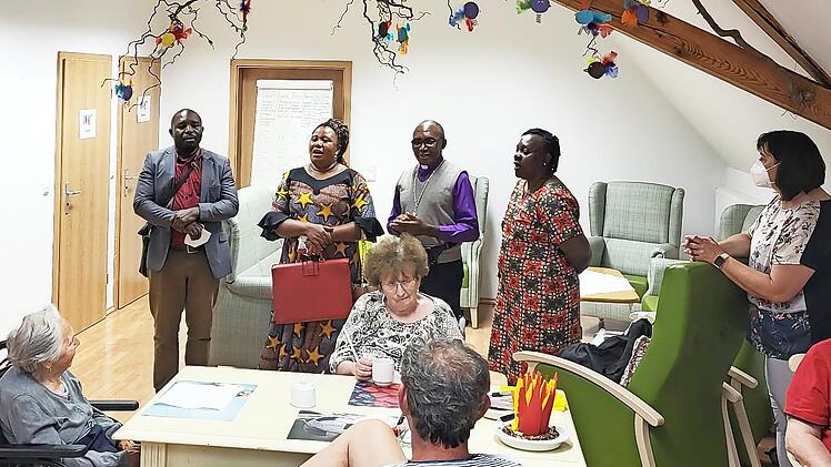 Der afrikanische Besuch schenkte den Tagespflege-Gästen der Diakonie auch ein Lied.