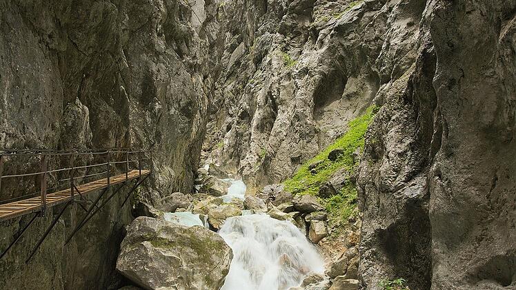 Die Höllentalklamm erreichen Wanderer nach einer Stunde Aufstieg von Hammersbach/Grainau aus.