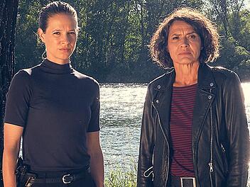 Die Ludwigshafener Kommissarinnen Lena Odenthal (Ulrike Folkerts, rechts) und Johanna Stern (Lisa Bitter) bekommen es im "Tatort: Das Verhör" (Erstausstrahlung 2022) mit einer verkohlten weiblichen Leiche und ganz viel Frauenhass zu tun.