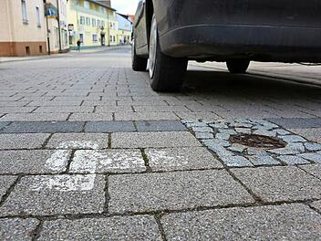 Sobald die Mitarbeiter des Bauhofs ein wenig Zeit erübrigen können, werden sie die Kennzeichnungen für die Parkplätze im Markt Bad Bocklet auffrischen. Spätestens zum 1. März soll dann der ruhende Verkehr überwacht werden. Foto: Björn Hein