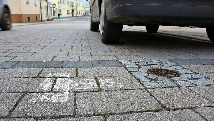 Sobald die Mitarbeiter des Bauhofs ein wenig Zeit erübrigen können, werden sie die Kennzeichnungen für die Parkplätze im Markt Bad Bocklet auffrischen. Spätestens zum 1. März soll dann der ruhende Verkehr überwacht werden. Foto: Björn Hein