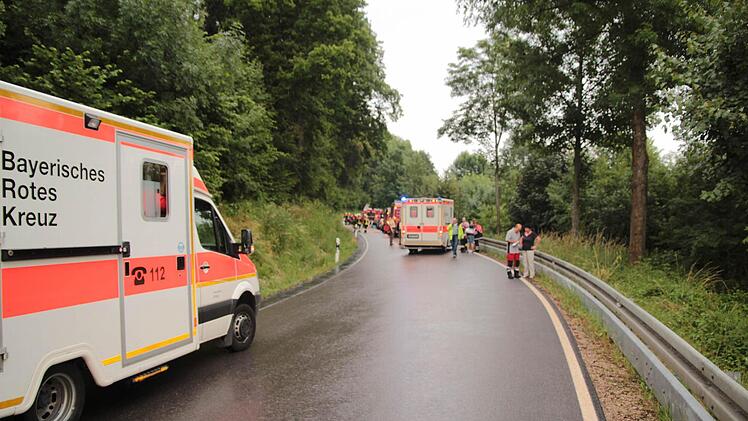 Zwischen Zeegendorf und Teuchatz im Landkreis Bamberg hat sich ein schwerer Autounfall ereignet. Bei einem Frontalzusammenstoß ist eine Person nach Angaben der Rettungskräfte lebensgefährlich verletzt worden. Der Rettungshubschrauber war im Einsatz. Foto: Ferdinand Merzbach