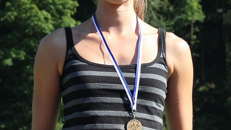 ... und präsentierte dann stolz ihre Siegerurkunde.