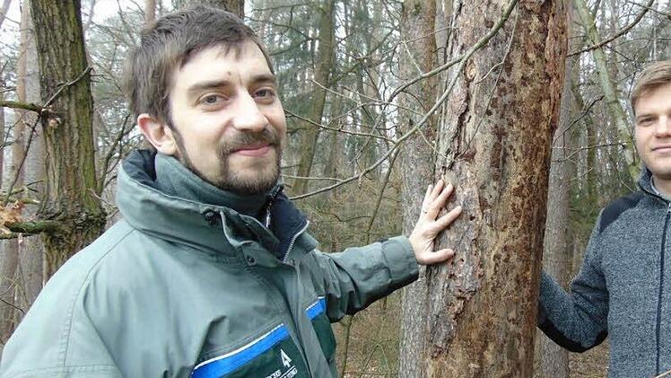 Revierleiter Daniel Schenk (l.) und Forstanwärter Lorenz Hochhauser