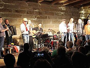 Viele Stars bestritten das Plauschkonzert am Putzenstein. Am Ende standen alle Künstler gemeinsam auf der Bühne. Foto: Katharina Müller-Sanke
