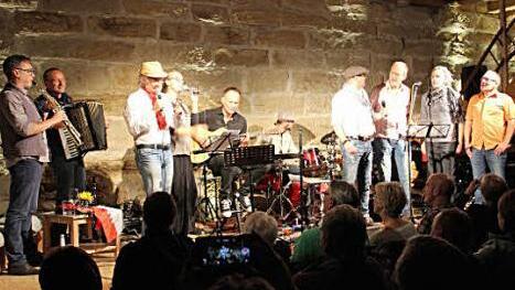 Viele Stars bestritten das Plauschkonzert am Putzenstein. Am Ende standen alle Künstler gemeinsam auf der Bühne. Foto: Katharina Müller-Sanke