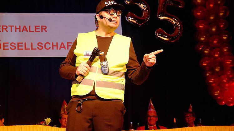 Nicht als Hausmeister wie in den vergangenen Jahren, sondern als Sicherheits-Beauftragter von Hammelburg stand Marc Schellerin der Bütt. Foto: Gerd Schaar