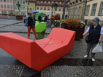Nur wenige Bürger kamen bei Regen auf den Maxplatz. Katrin Grassmann ließ es sich nicht nehmen, Kritik an den "schrecklichen Dingern" loszuwerden.  Foto: Ronald Rinklef